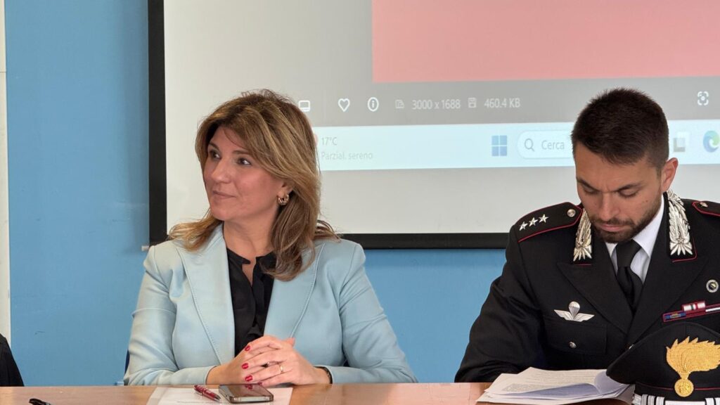 Gli studenti di Palermo a scuola di legalità tra i banchi dello Zen: "Non siamo mafiosi" 8 Gli studenti di Palermo a scuola di legalità tra i banchi dello Zen: "Non siamo mafiosi" - Be Sicily Mag - Lassessore Alaimo e il Comandante DAngelo