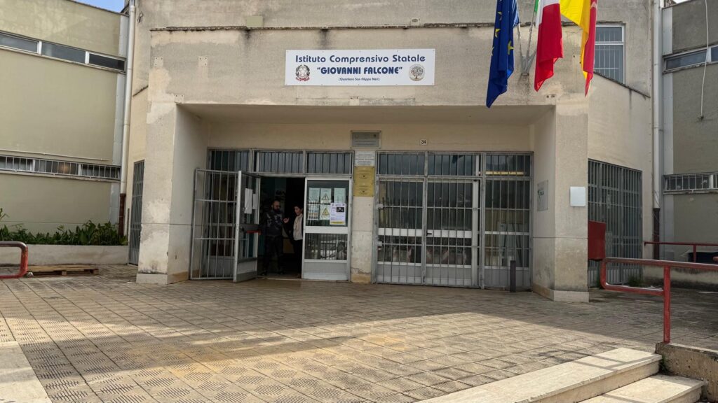 Gli studenti di Palermo a scuola di legalità tra i banchi dello Zen: "Non siamo mafiosi" 5 Gli studenti di Palermo a scuola di legalità tra i banchi dello Zen: "Non siamo mafiosi" - Be Sicily Mag - Lingresso dellIstituto Falcone