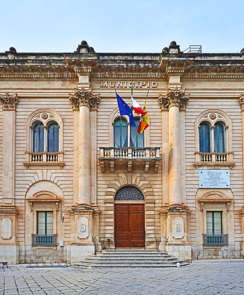 Scicli, la città barocca tra cave, palazzi e luce siciliana 4 Scicli, la città barocca tra cave, palazzi e luce siciliana - Be Sicily Mag - Scicli TownHall 010 1361