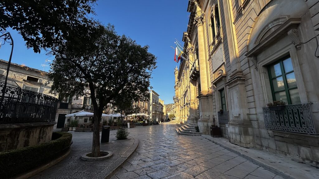 Scicli, la città barocca tra cave, palazzi e luce siciliana 3 Scicli, la città barocca tra cave, palazzi e luce siciliana - Be Sicily Mag - Via Francesco Mormino Penna e Palazzo Palle Scicli RG