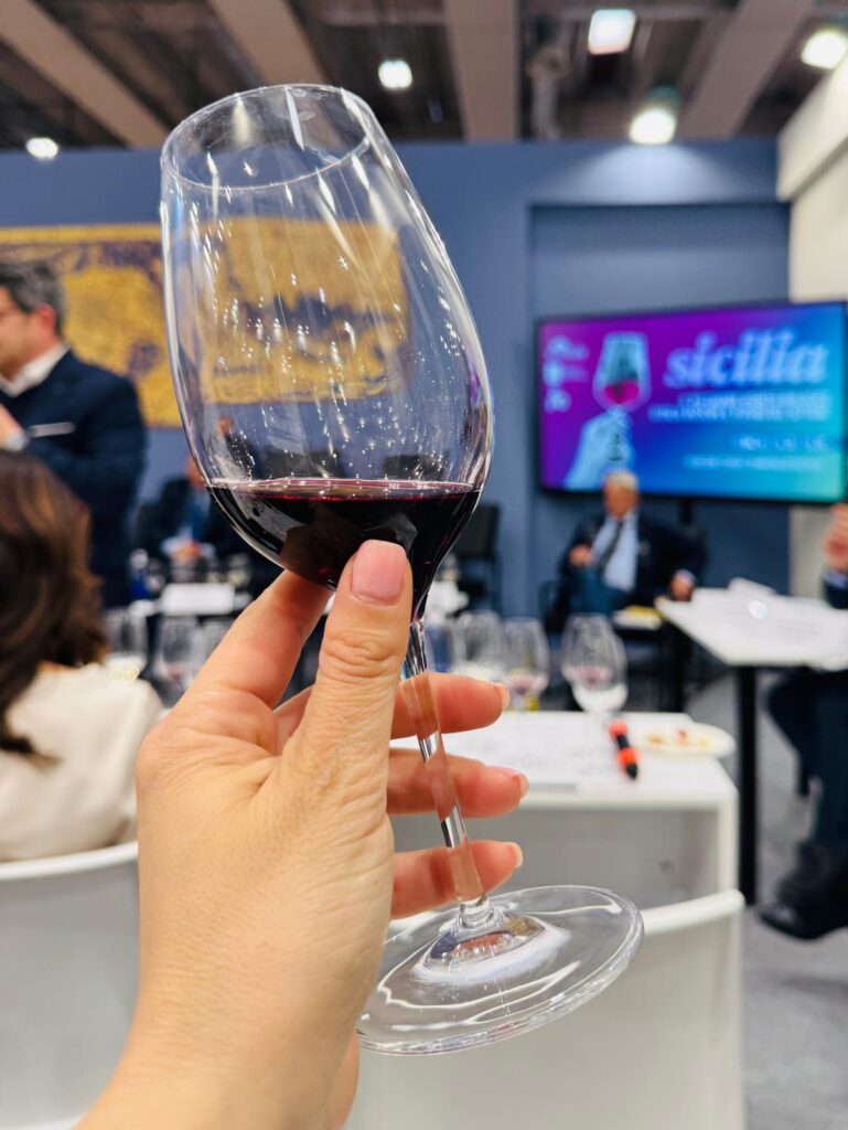 Vinitaly 2026, la Sicilia riparte dalla visione: tra leadership rinnovata, enoturismo e grandi assaggi 5 Vinitaly 2026, la Sicilia riparte dalla visione: tra leadership rinnovata, enoturismo e grandi assaggi - Be Sicily Mag - Vinitaly Irvo Sicilia120426 3