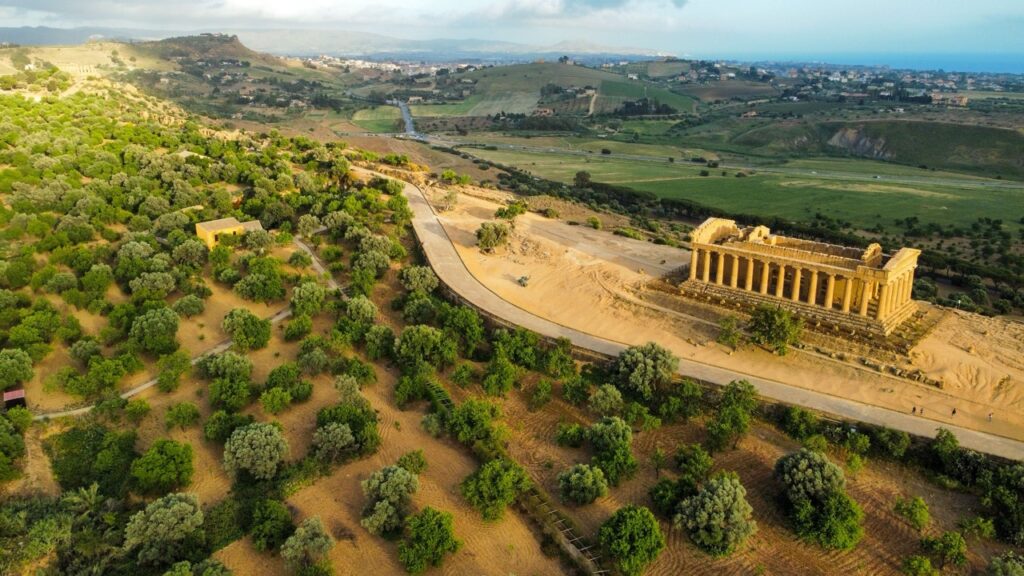 La Valle dei Templi di Agrigento, viaggio nella Sicilia della Magna Grecia - Be Sicily Mag - aerial shot of temple of concordia in valley of th 2026 03 18 16 04 34 utc dimensioni grandi