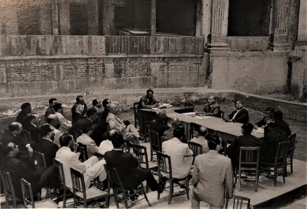 Quando il Teatro Vittorio Emanuele di Messina riaprì il 24 aprile 1985 - Be Sicily Mag - foto Michelangelo Vizzini 1968 riunione operativa con Giuseppe Uccello per la riapertura del teatro ricev. da Nino Principato