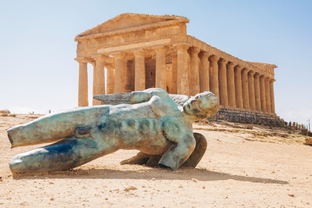 La Valle dei Templi di Agrigento, viaggio nella Sicilia della Magna Grecia - Be Sicily Mag - modern sculpture of icarus in front of the temple 2026 03 25 04 57 28 utc dimensioni grandi