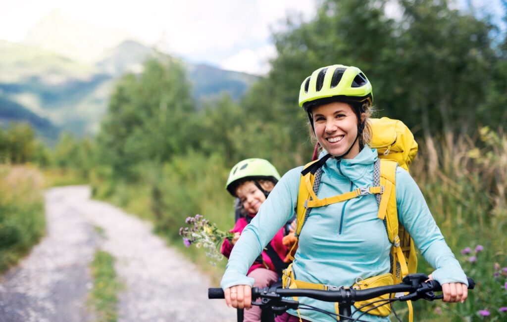 La Sicilia scopre il business del cicloturismo: itinerari, numeri e cantieri che possono cambiare il turismo - Be Sicily Mag - mother with small daughter cycling outdoors in sum 2026 01 05 23 02 21 utc dimensioni grandi