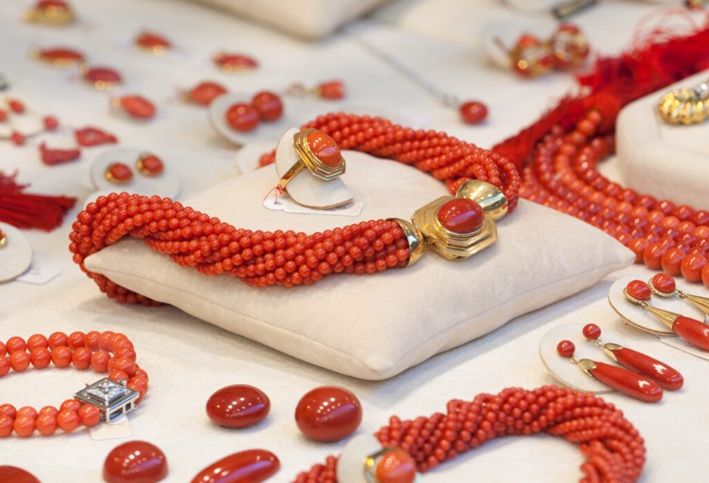 Il rosso consapevole: la nuova era del corallo siciliano tra etica e maestria 2 Il rosso consapevole: la nuova era del corallo siciliano tra etica e maestria - Be Sicily Mag - necklace cora in jewelry 2026 01 09 01 12 15 utc dimensioni grandi