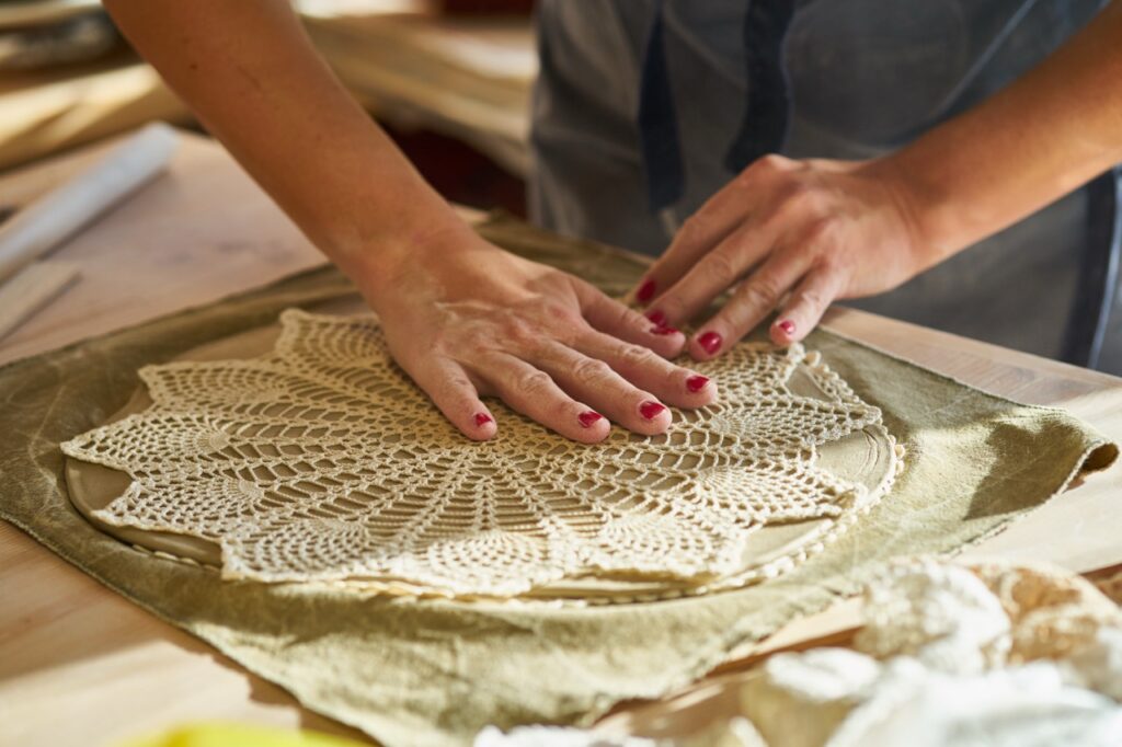 Il ritorno dei mestieri manuali: tra tradizione, identità e nuove opportunità 3 Il ritorno dei mestieri manuali: tra tradizione, identità e nuove opportunità - Be Sicily Mag - woman freelance business hobby woman making cer 2026 01 05 05 07 51 utc dimensioni grandi