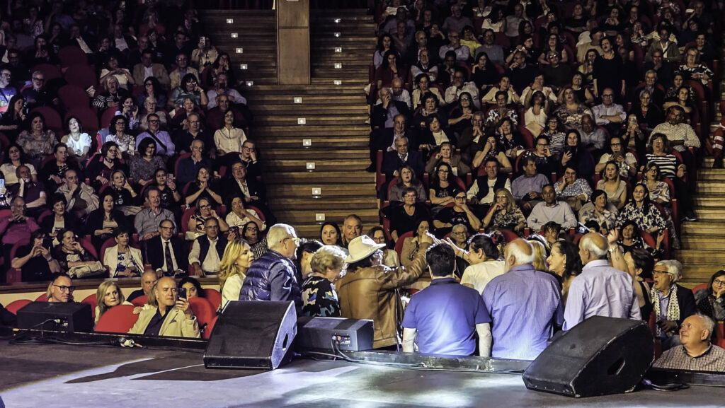 Al Bano al Teatro Mandanici: “Io sono ciò che canto e canto ciò che sono” 4 Al Bano al Teatro Mandanici: “Io sono ciò che canto e canto ciò che sono” - Be Sicily Mag - 8