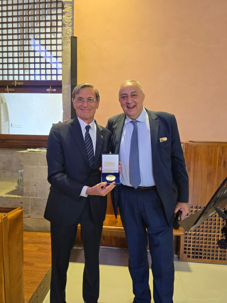 L’immunologo Alberto Mantovani riceve il Premio Chirone 2026, umanità e visione al centro della sua ricerca 2 L’immunologo Alberto Mantovani riceve il Premio Chirone 2026, umanità e visione al centro della sua ricerca - Be Sicily Mag - Alberto Mantovani e Roberto Lagalla