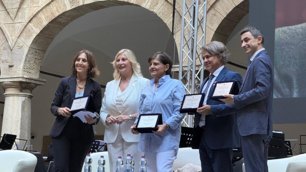 Per non dimenticare, a Palermo il concerto promosso dal Pool Antiviolenza: "La memoria è ogni giorno" 4 Per non dimenticare, a Palermo il concerto promosso dal Pool Antiviolenza: "La memoria è ogni giorno" - Be Sicily Mag - I relatori del talk con Angela Fundaro ricevono delle targhe ricordo