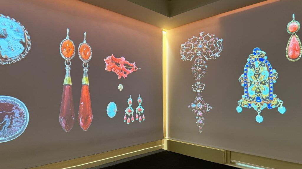 Il gioiello siciliano brilla a Villa Zito: si chiude la mostra "L'età dell'oro" a cura della Fondazione Sicilia 14 Il gioiello siciliano brilla a Villa Zito: si chiude la mostra "L'età dell'oro" a cura della Fondazione Sicilia - Be Sicily Mag - Immagini della mostra proiettate nei saloni della Fondazione Sicilia
