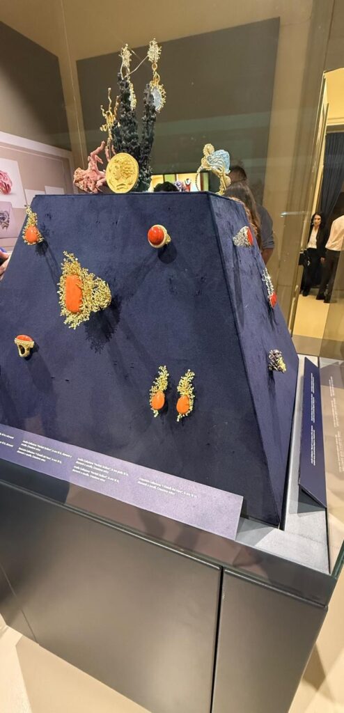 Il gioiello siciliano brilla a Villa Zito: si chiude la mostra "L'età dell'oro" a cura della Fondazione Sicilia 13 Il gioiello siciliano brilla a Villa Zito: si chiude la mostra "L'età dell'oro" a cura della Fondazione Sicilia - Be Sicily Mag - La teca che custodisce le creazioni di Massimo Izzo