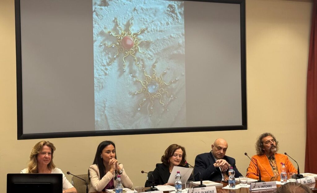 Il gioiello siciliano brilla a Villa Zito: si chiude la mostra "L'età dell'oro" a cura della Fondazione Sicilia 8 Il gioiello siciliano brilla a Villa Zito: si chiude la mostra "L'età dell'oro" a cura della Fondazione Sicilia - Be Sicily Mag - Un altro momento della presentazione
