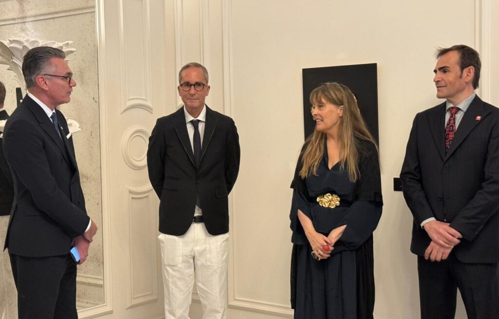 “Power and Emptiness”, l'oro e la sua caducità nella personale di Lucía Vallejo Garay a Villa Igiea 4 “Power and Emptiness”, l'oro e la sua caducità nella personale di Lucía Vallejo Garay a Villa Igiea - Be Sicily Mag - Un momento della conferenza stampa 1