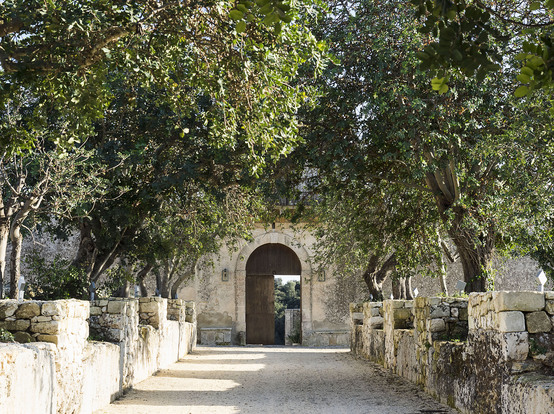 Studio Omphalos: dove la memoria si rigenera e il paesaggio prende voce - Be Sicily Mag - dimora delle balze 1