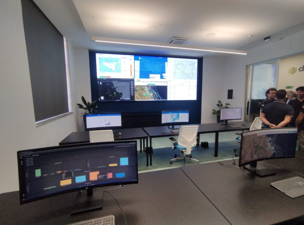 La nuova era del monitoraggio ambientale in Sicilia: inaugurata la super Control Room dell'Arpa - Be Sicily Mag - Arpa Sicilia inaugurazione CONTROL ROOM 22