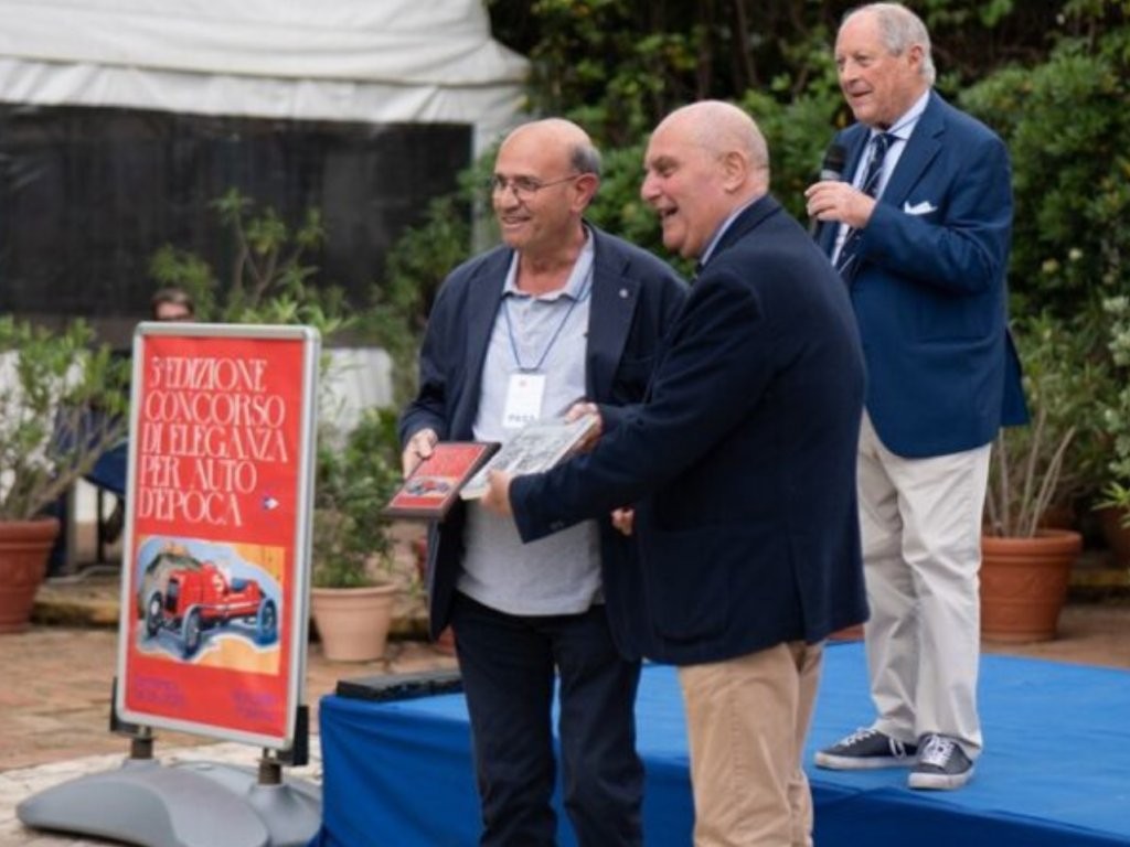 "Concorso di eleganza" del Club Lauria, a Mondello la sesta edizione della mostra di auto d'epoca 4 "Concorso di eleganza" del Club Lauria, a Mondello la sesta edizione della mostra di auto d'epoca - Be Sicily Mag - CONCORSO AUTO EPOCA LAURIA 2