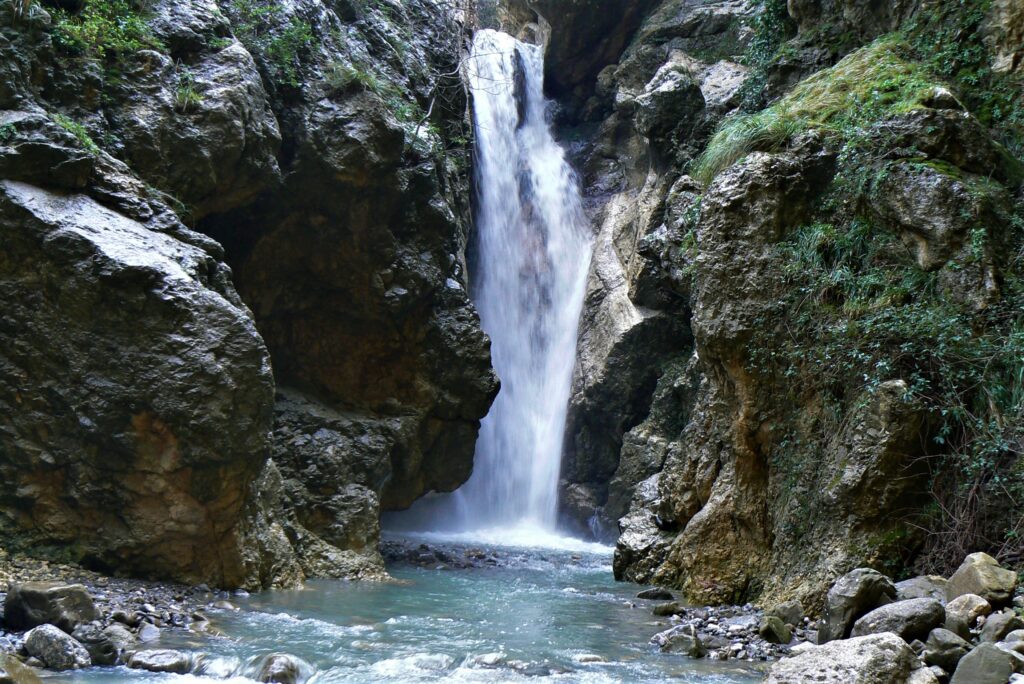Monti Nebrodi, il cuore segreto della Sicilia: canyon, boschi e borghi per la sfida al turismo lento - Be Sicily Mag - Cascata del Catafurco Ph Antonio Strano