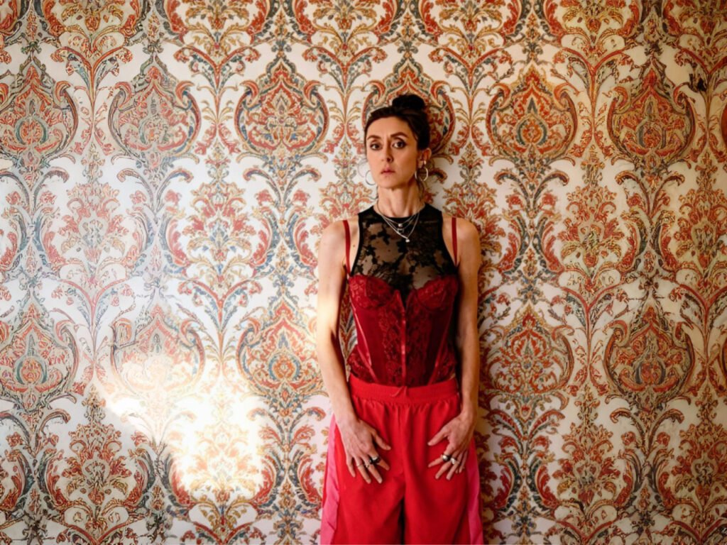 Cassandra Raffaele torna sulla scena musicale tra emancipazione femminile e sicilianità: "Avevo bisogno di mettermi alla prova" 2 Cassandra Raffaele torna sulla scena musicale tra emancipazione femminile e sicilianità: "Avevo bisogno di mettermi alla prova" - Be Sicily Mag - Cassandra Raffaele nuovo singolo 2026