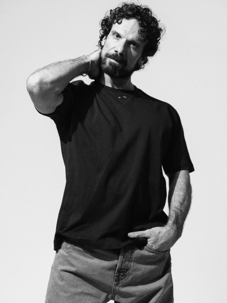 Francesco Montanari: "Con Carlo Palermo parlo di lotta e giustizia, in Sicilia non si è mai soli" - Be Sicily Mag - Francesco Montanari sul set di Un futuro Aprile 3