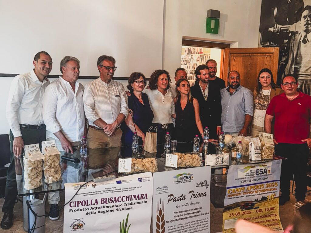 La rigenerazione di Bisacquino parte dal Festival delle eccellenze 6 La rigenerazione di Bisacquino parte dal Festival delle eccellenze - Be Sicily Mag - Lassessore Giordano Vitrano il sindaco e i produttori con