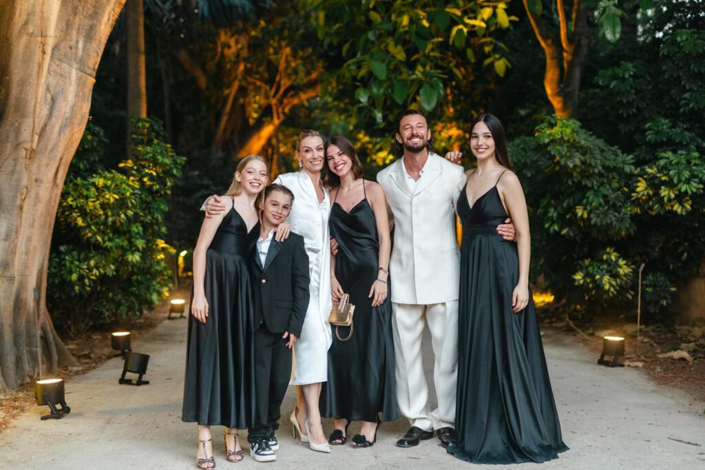 Eleonora Abbagnato e Federico Balzaretti, l'amore si rinnova a Palermo: al loro fianco Nino Manasseri, lo stylist che li fece incontrare 5 Eleonora Abbagnato e Federico Balzaretti, l'amore si rinnova a Palermo: al loro fianco Nino Manasseri, lo stylist che li fece incontrare - Be Sicily Mag - Lucia Abbagnato e Federico Balzaretti con i loro figli