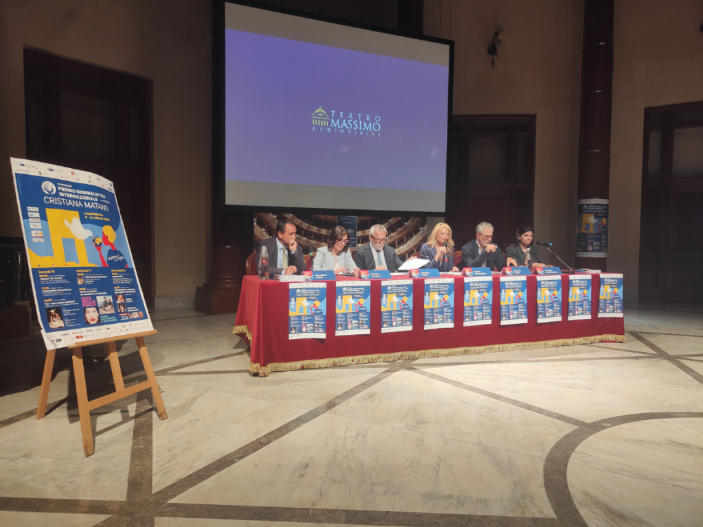 Lampedus’Amore torna a raccontare il Mediterraneo con Ditonellapiaga e Donatella Finocchiaro  - Be Sicily Mag - conferenza stampa lampedusamore 2026