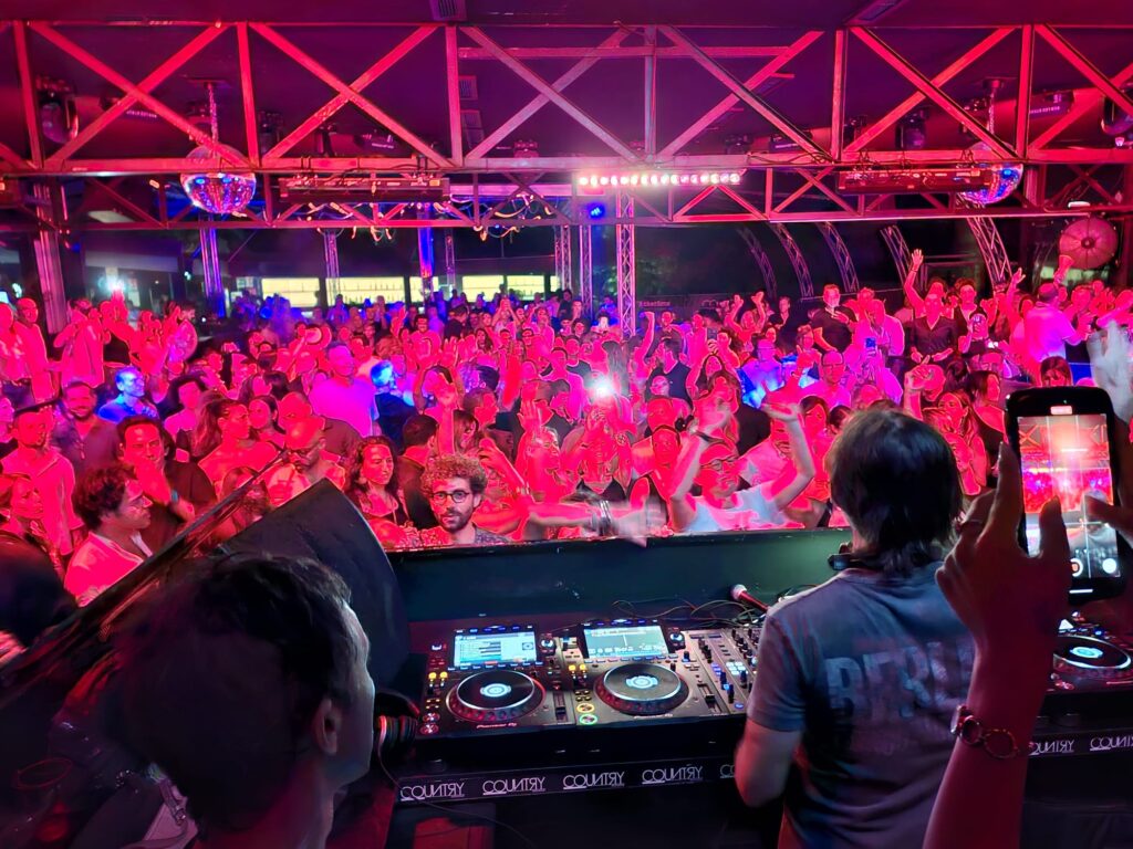 Fargetta accende la notte del Country DiscoClub: "La musica degli anni '90 piace ancora" 2 Fargetta accende la notte del Country DiscoClub: "La musica degli anni '90 piace ancora" - Be Sicily Mag - fargetta 2