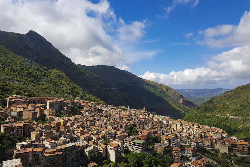 Monti Nebrodi, il cuore segreto della Sicilia: canyon, boschi e borghi per la sfida al turismo lento - Be Sicily Mag - foto Longi