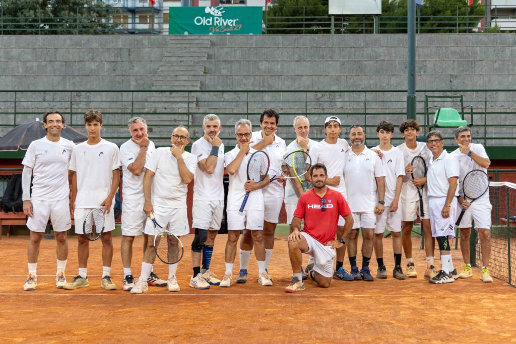 I cento anni del Circolo del Tennis Palermo: festa di sport tra passato e futuro 19 I cento anni del Circolo del Tennis Palermo: festa di sport tra passato e futuro - Be Sicily Mag - gruppo soci che non hanno giocato con la racchetta di legno