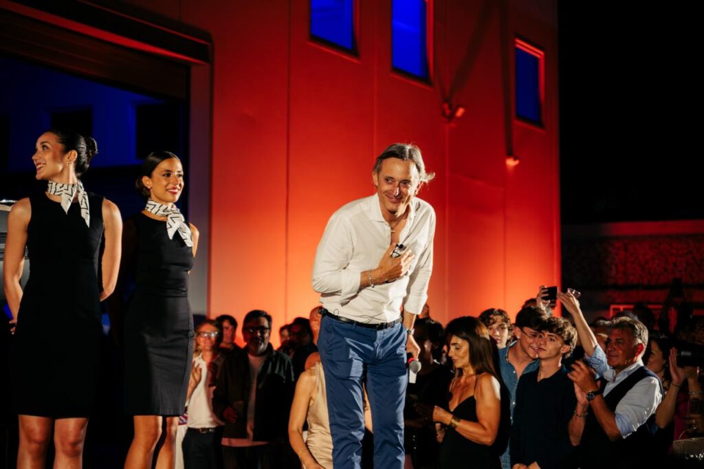 Renier inaugura la nuova sede a Carini 9 Renier inaugura la nuova sede a Carini - Be Sicily Mag - luigi renier sul palco ringrazia il pubblico durante linaugurazione della nuova sede di carini