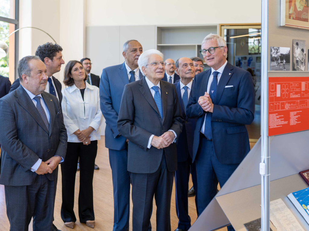 Mattarella celebra i 100 anni del Circolo del Tennis Palermo. Annunciato il Challenger di ottobre 7 Mattarella celebra i 100 anni del Circolo del Tennis Palermo. Annunciato il Challenger di ottobre - Be Sicily Mag - mattarella con i curatori della mostra 100 volte tennis