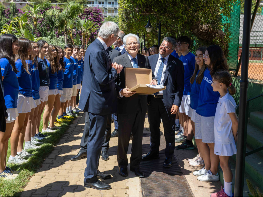 Mattarella celebra i 100 anni del Circolo del Tennis Palermo. Annunciato il Challenger di ottobre 8 Mattarella celebra i 100 anni del Circolo del Tennis Palermo. Annunciato il Challenger di ottobre - Be Sicily Mag - mattarella con lazzaro e i giovani atleti del circolo del tennis palermo