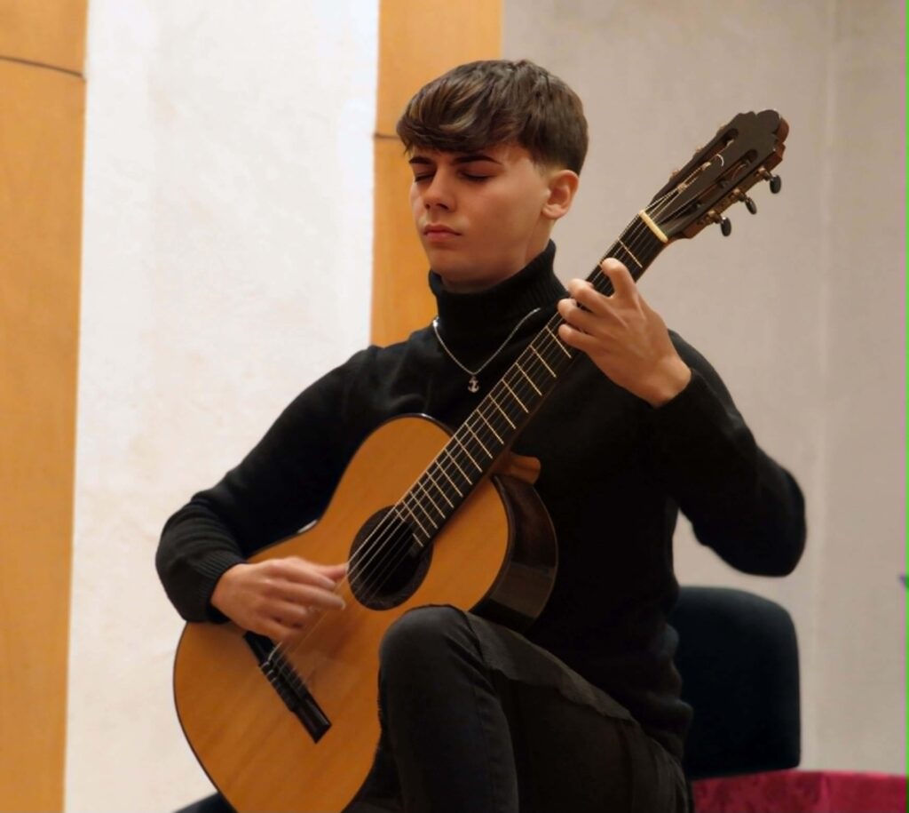 Samuel Vaccaro, il prodigio della chitarra classica nato in Sicilia 2 Samuel Vaccaro, il prodigio della chitarra classica nato in Sicilia - Be Sicily Mag - 5e4264e2 b8a4 4354 aad9 5828ad441482