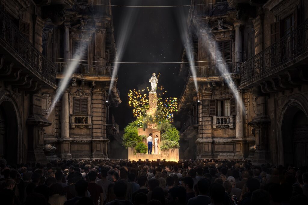 402° Festino: la notte in cui Palermo si riconosce e si reinventa 12 402° Festino: la notte in cui Palermo si riconosce e si reinventa - Be Sicily Mag - Carro Santa Rosalia 2026 designed by MCA Visual by Emmeworks 4 Canti