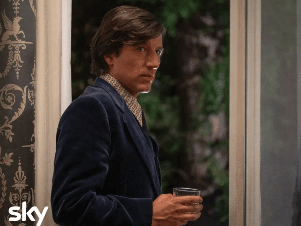 "Gucci. La fine dei giochi" uscirà nel 2027: le prime foto dal set con Miriam Leone e Francesco Scianna 4 "Gucci. La fine dei giochi" uscirà nel 2027: le prime foto dal set con Miriam Leone e Francesco Scianna - Be Sicily Mag - Francesco Scianna in Gucci la fine dei giochi. Foto via Sky 1