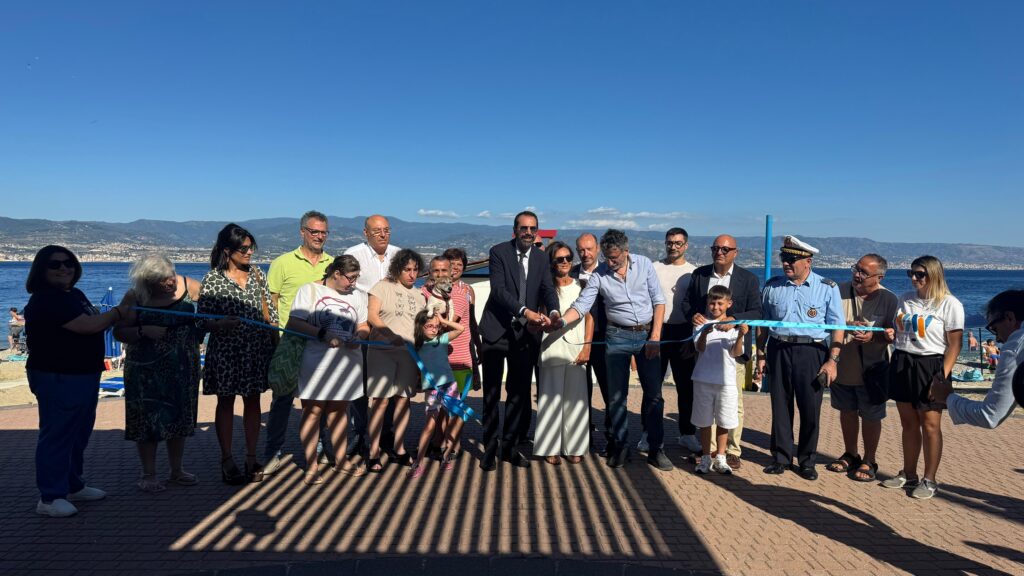 Il centro di Messina torna balneabile, inaugurata la spiaggia attrezzata del Ringo 3 Il centro di Messina torna balneabile, inaugurata la spiaggia attrezzata del Ringo - Be Sicily Mag - Momento inaugurale