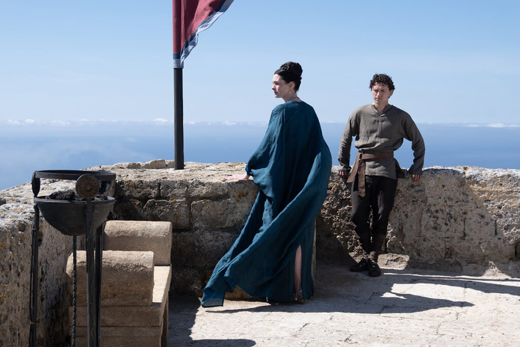 L'Odissea di Nolan, la proiezione diventa evento - Be Sicily Mag - Una scena con Anne Hathaway nel ruolo di Penelope e Tom Holland