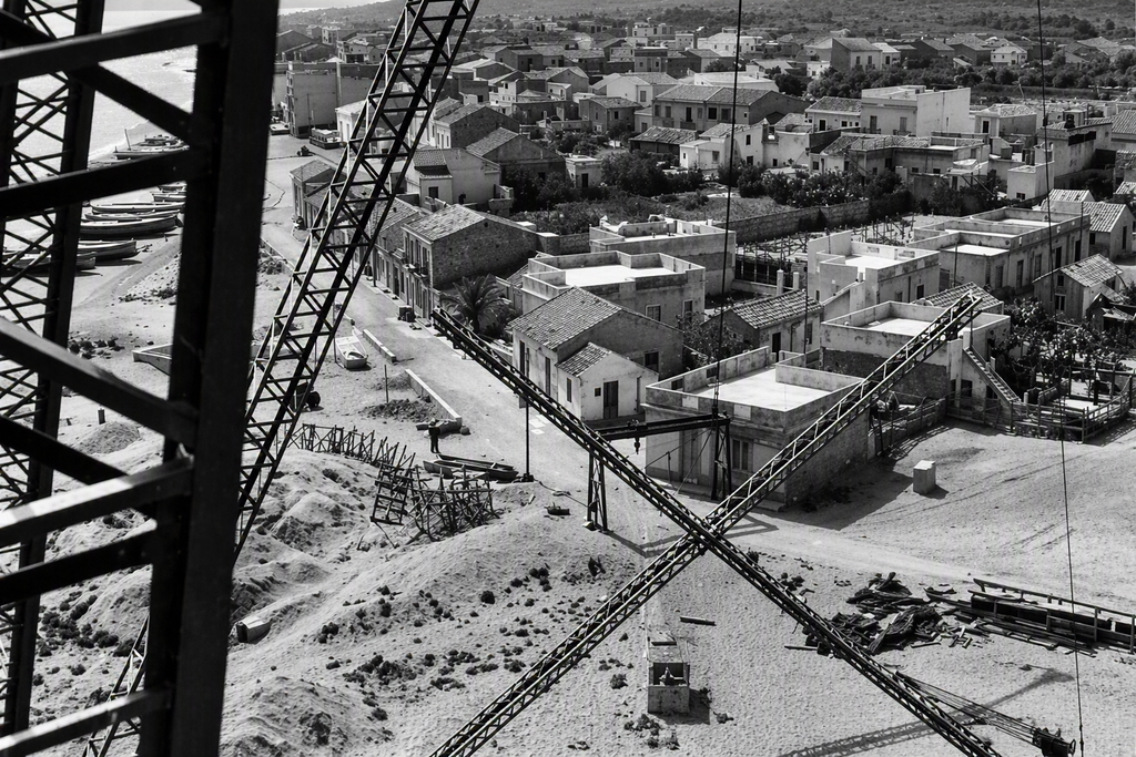 Storia del Pilone di Messina: l’energia elettrica che attraversava il mare 10 Storia del Pilone di Messina: l’energia elettrica che attraversava il mare - Be Sicily Mag - Designer 3