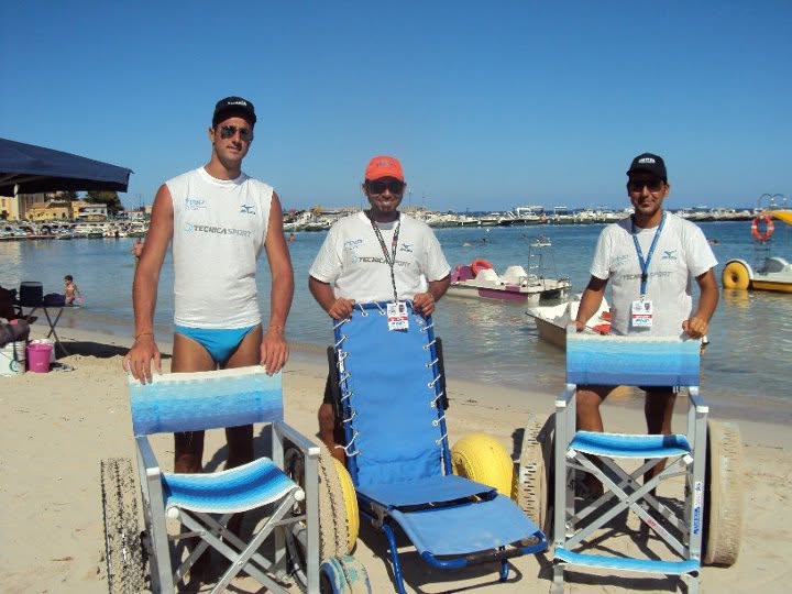 Spiagge per disabili in Sicilia: quando la vacanza è inclusiva 3 Spiagge per disabili in Sicilia: quando la vacanza è inclusiva - Be Sicily Mag - Le sedie job e Solemar con gli assistenti bagnanti a Mondello Ombelico del Mondo
