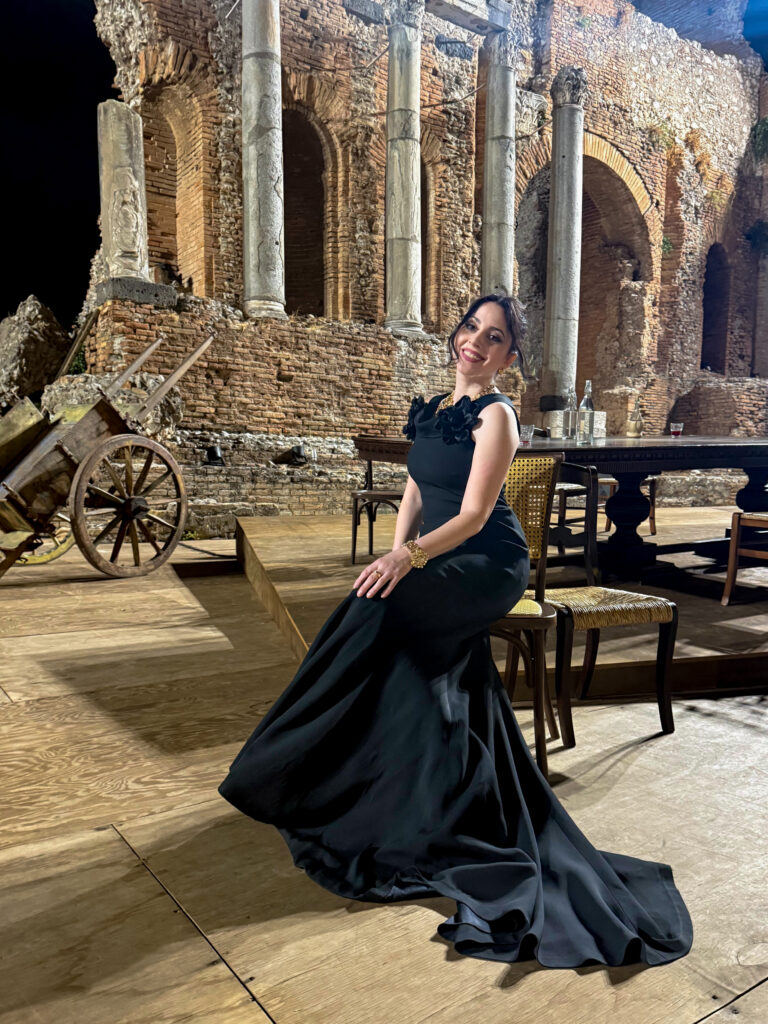 Lina Gervasi, quando la vita cambia spartito: la forza del suo Kymos oltre ogni difficoltà 8 Lina Gervasi, quando la vita cambia spartito: la forza del suo Kymos oltre ogni difficoltà - Be Sicily Mag - Lina Gervasi DG Alta Sartoria Taormina