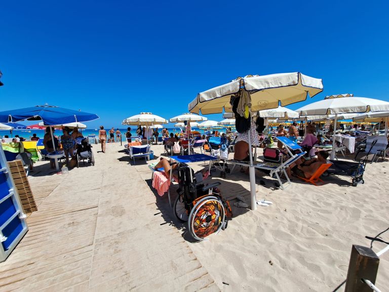 Spiagge per disabili in Sicilia: quando la vacanza è inclusiva 4 Spiagge per disabili in Sicilia: quando la vacanza è inclusiva - Be Sicily Mag - Spiaggia Zero Barriere San Vito Lo Capo