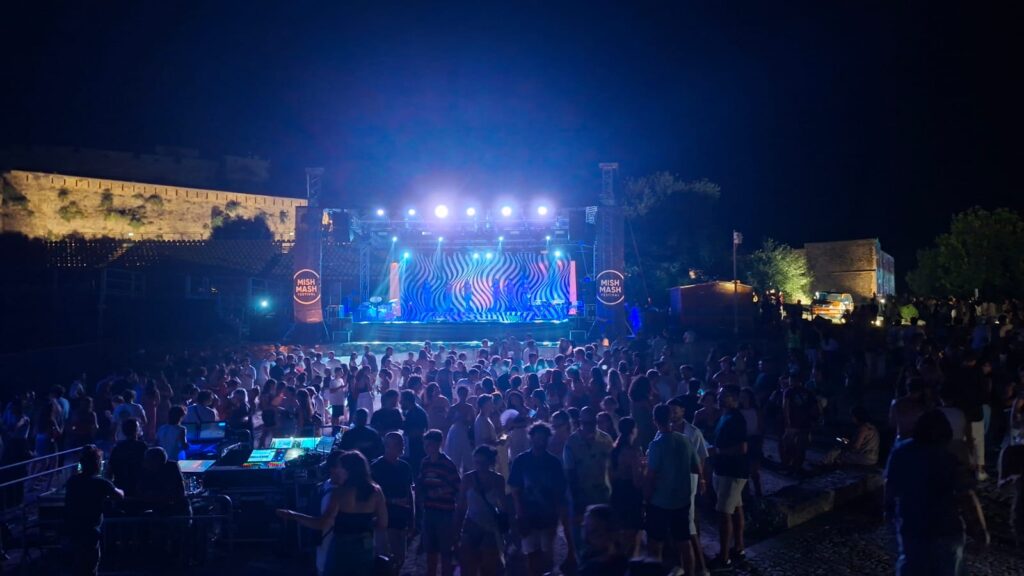 Mish Mash Festival, dieci anni e un Castello pieno di giovani: grande successo per l’edizione del decennale 7 Mish Mash Festival, dieci anni e un Castello pieno di giovani: grande successo per l’edizione del decennale - Be Sicily Mag - WhatsApp Image 2026 08 13 at 16.52.49 1