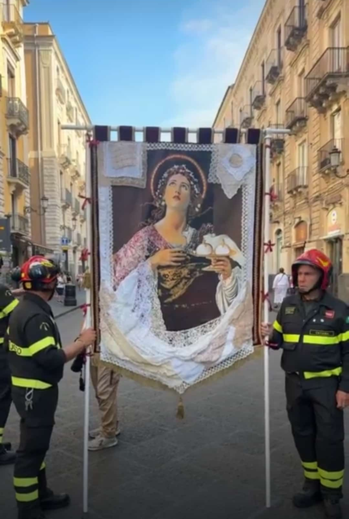 “Tu sei Agata”, il velo di Domenico Pellegrino emoziona Catania 3 “Tu sei Agata”, il velo di Domenico Pellegrino emoziona Catania - Be Sicily Mag - tu sei agata 3