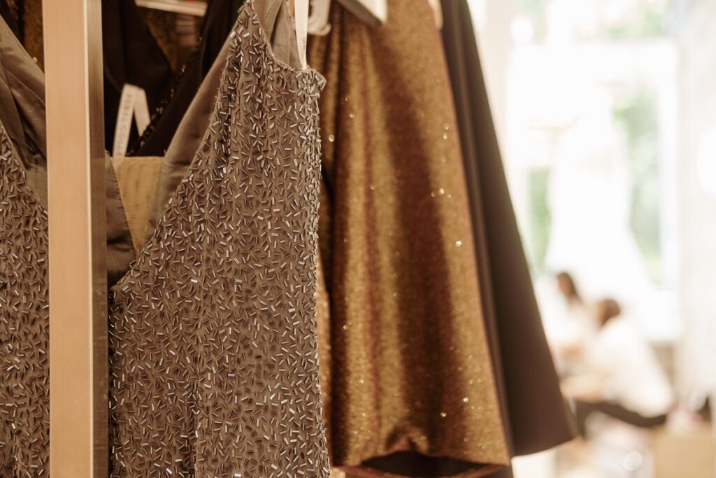 Moda Autunno/Inverno 2026-27: le tendenze della nuova stagione - Be Sicily Mag - elegant dresses hanging on a rack for sale 2026 03 25 10 10 05 utc