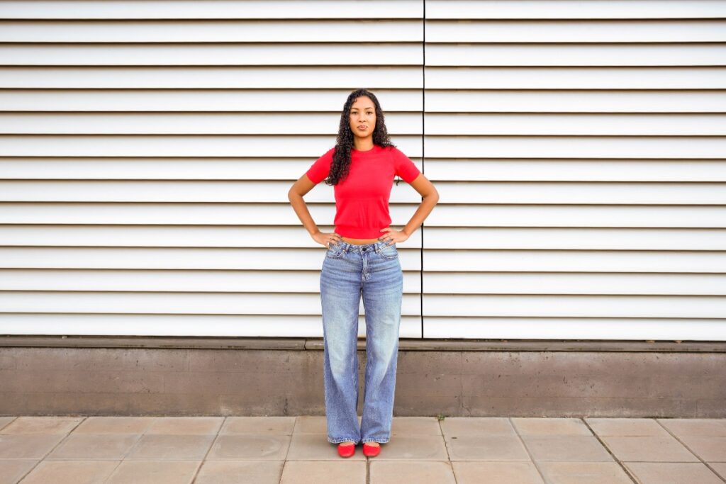 Moda Autunno/Inverno 2026-27: le tendenze della nuova stagione - Be Sicily Mag - stylish woman in red top and wide jeans 2026 03 05 11 50 19 utc